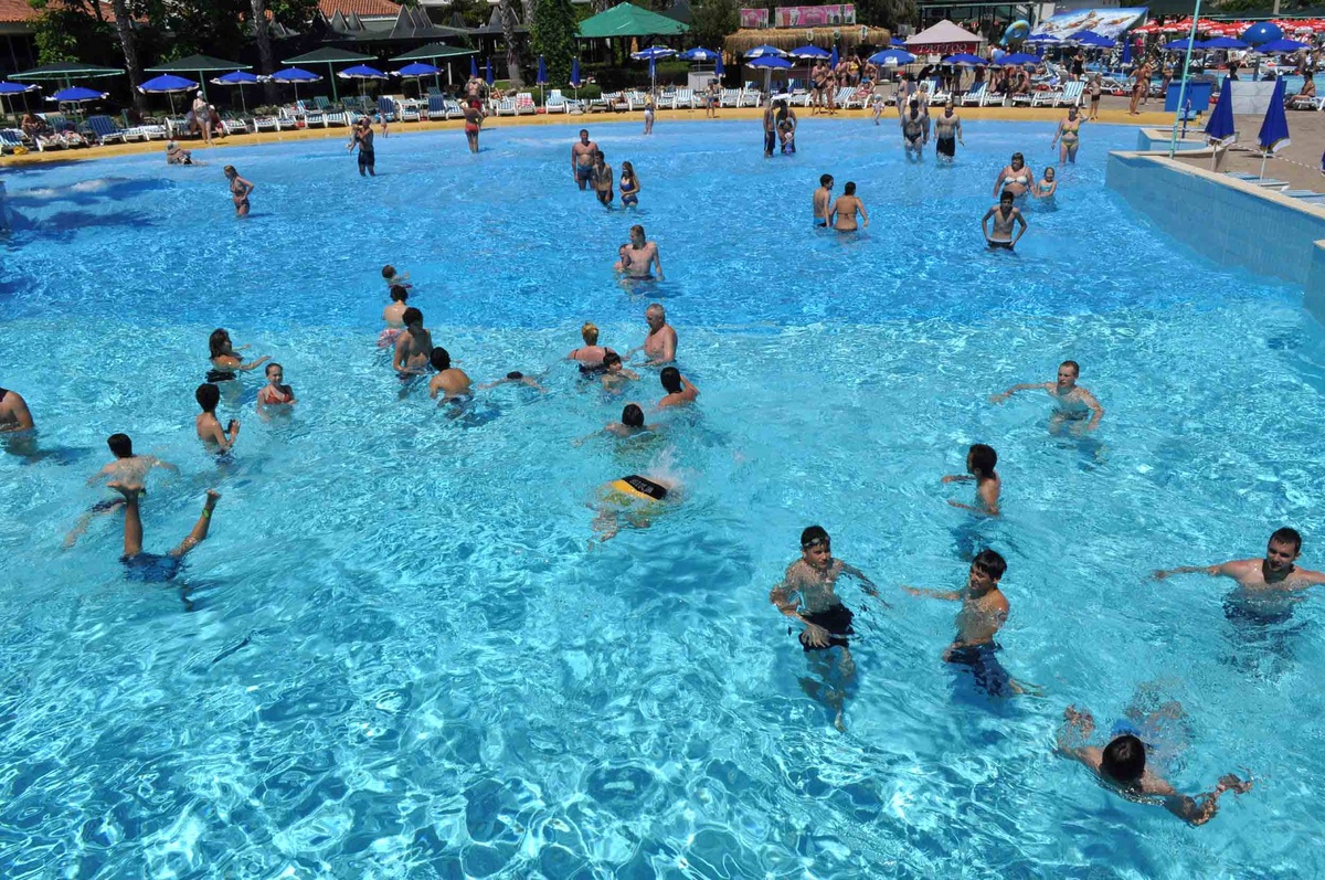 Turistler Su Parklarında Tatilin Keyfini Çıkarıyor
