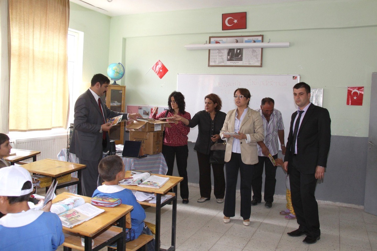Üniversiteden Köy Okuluna Kitap Bağışı