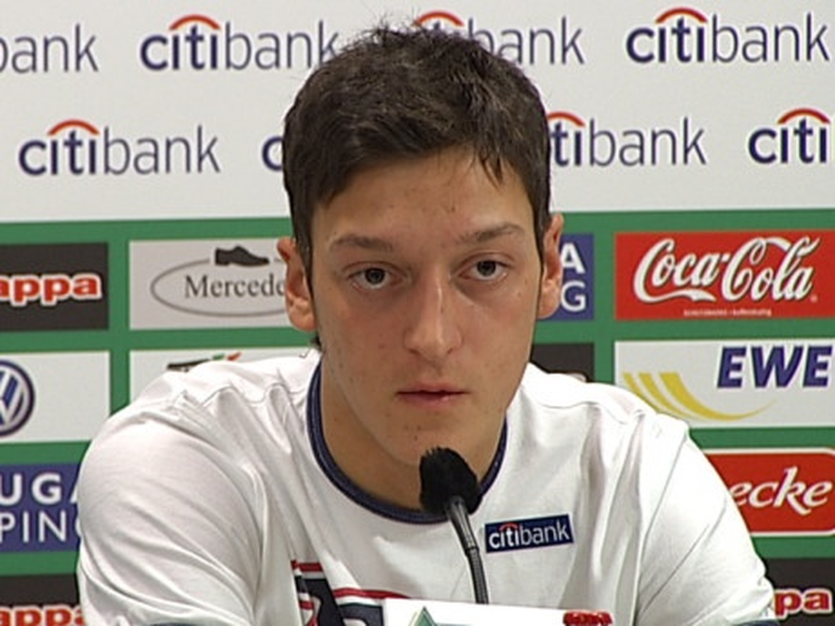 Mesut Özil'den Memleketine Konferans Salonu