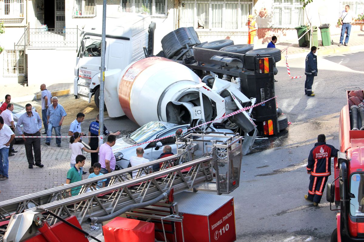 Virajı Alamayan Beton Mikseri Araçların Üzerine Devrildi