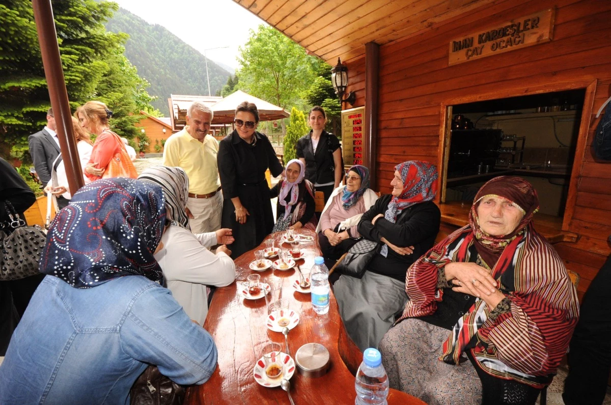 Yaşlı Kadınların Uzungöl Gezisi