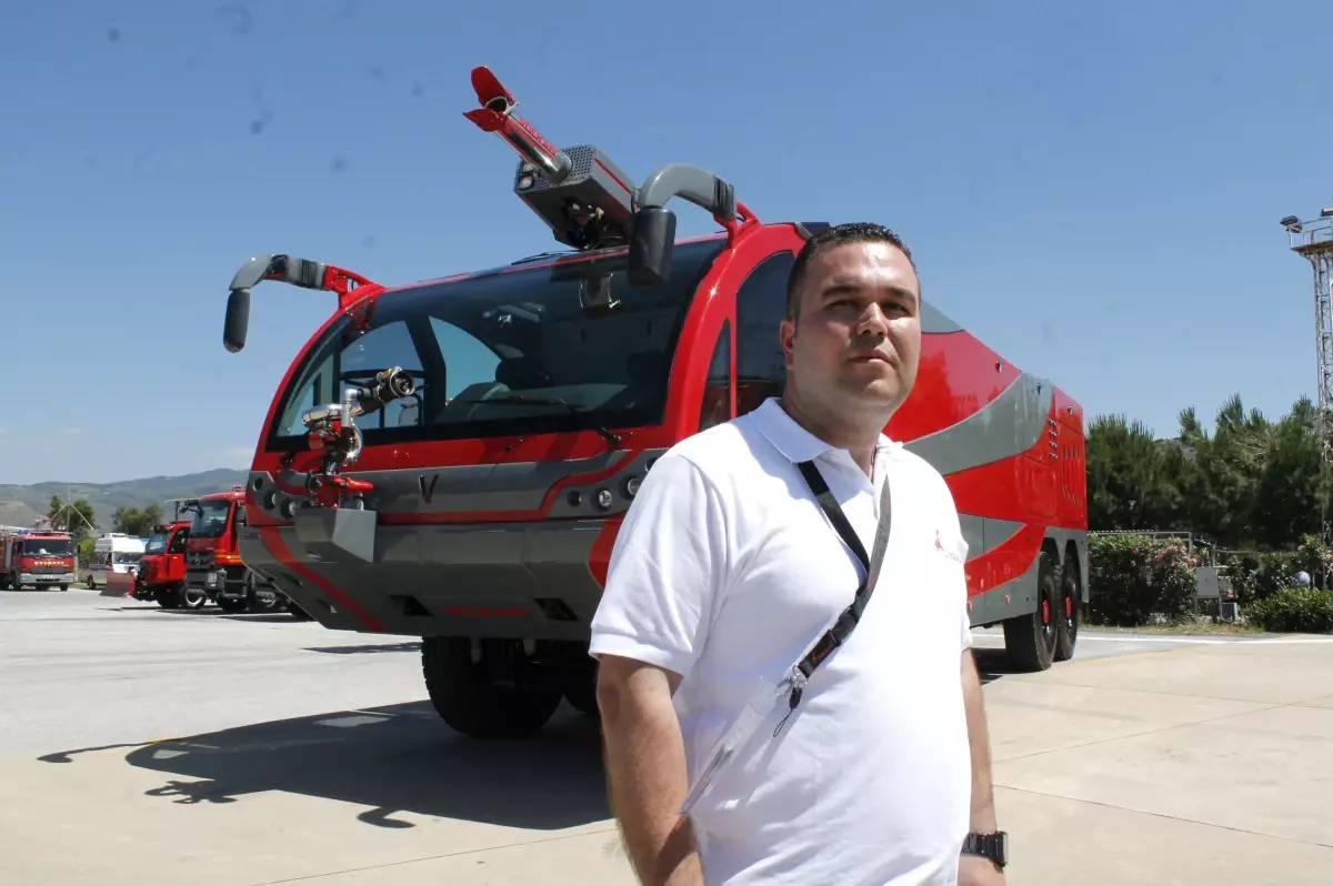 Yerli Uçak Yangın Söndürme Aracı Efes Havaalanı\'nda Tanıtıldı