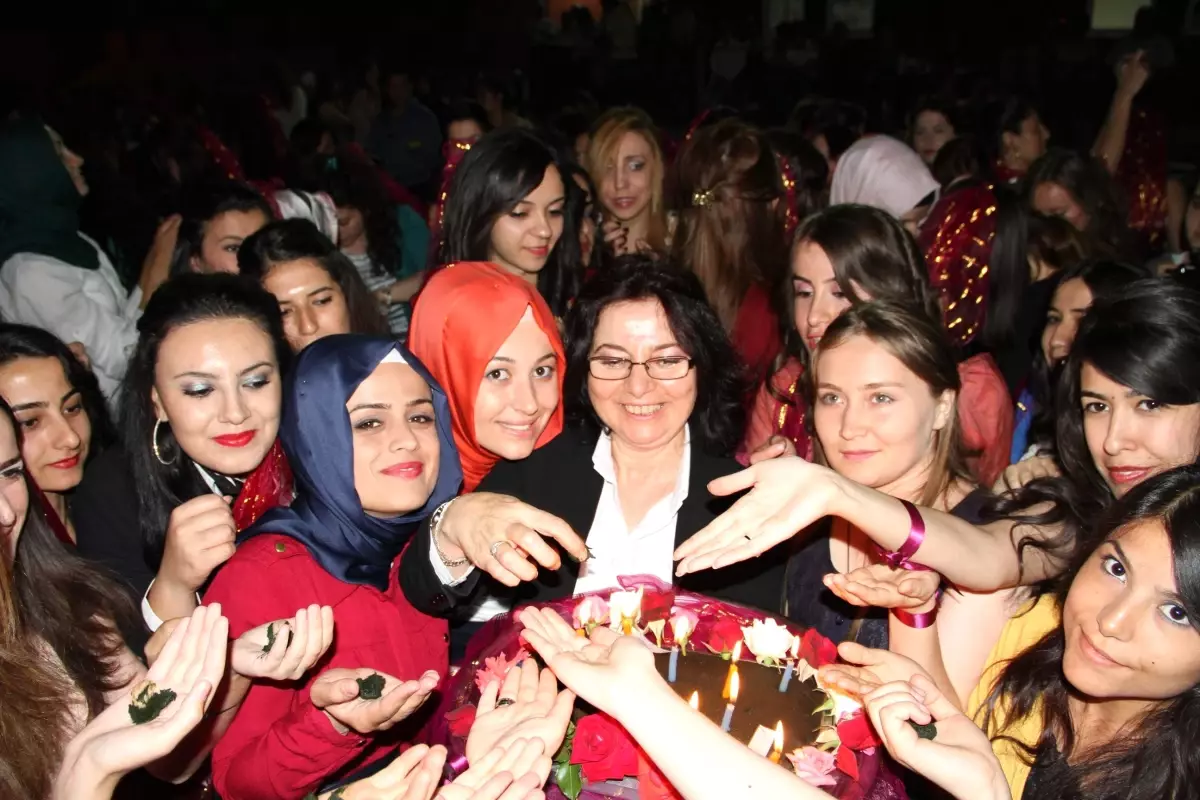 Yurtlarına Kınalı Veda