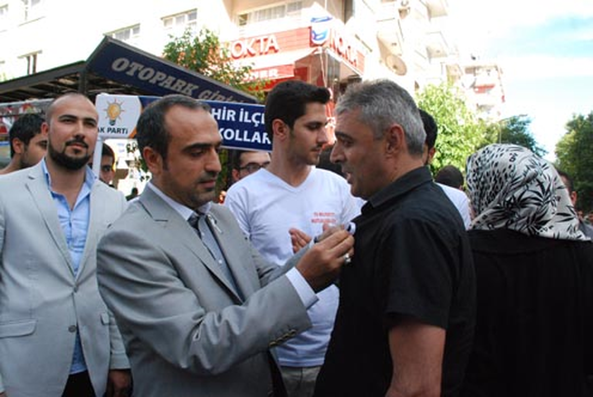 AK Parti Diyarbakır Milletvekili İçten, Esnafı Ziyaret Ederek, Beyaz Kurdele Taktı