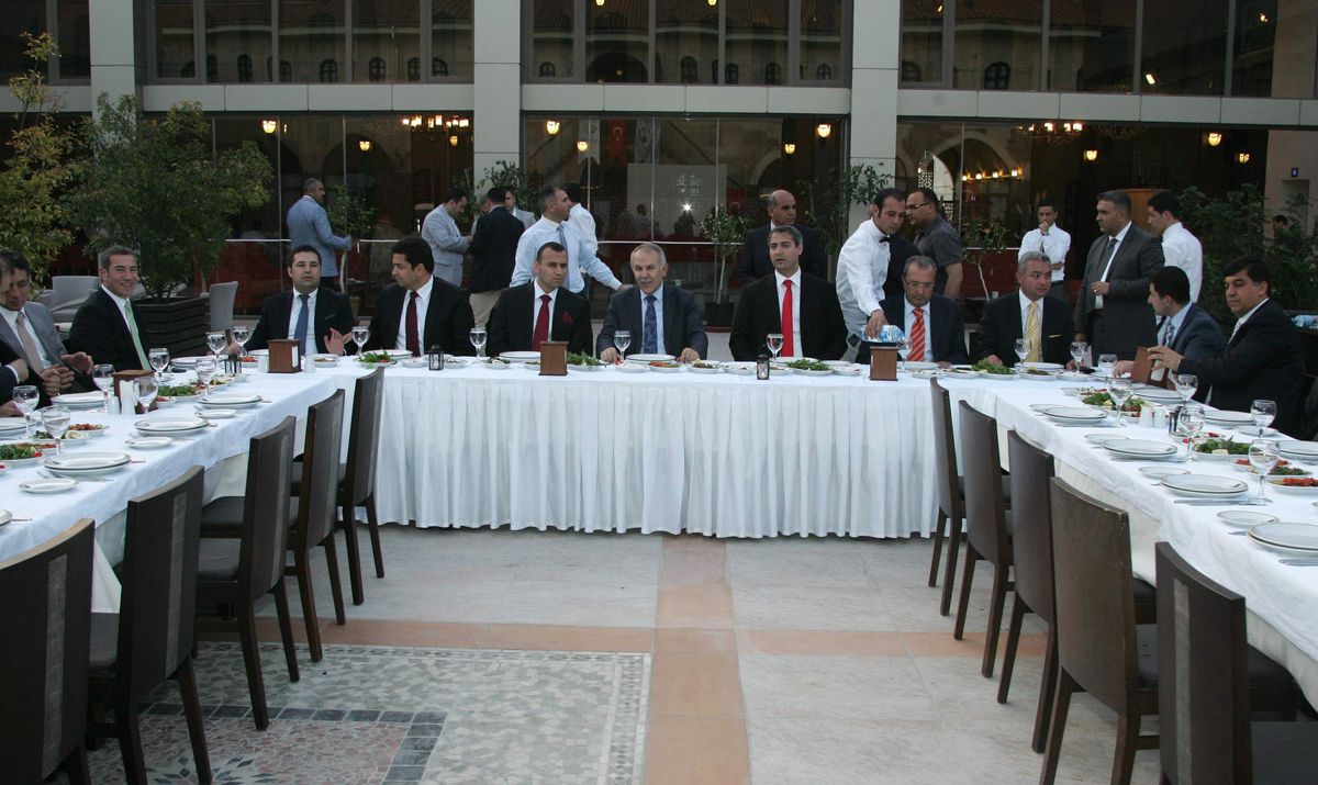 Dhmi Kuruluşunun 80. Yıl Dönümünde Gaziantep Protokolü Yemekte Bir Araya Geldi