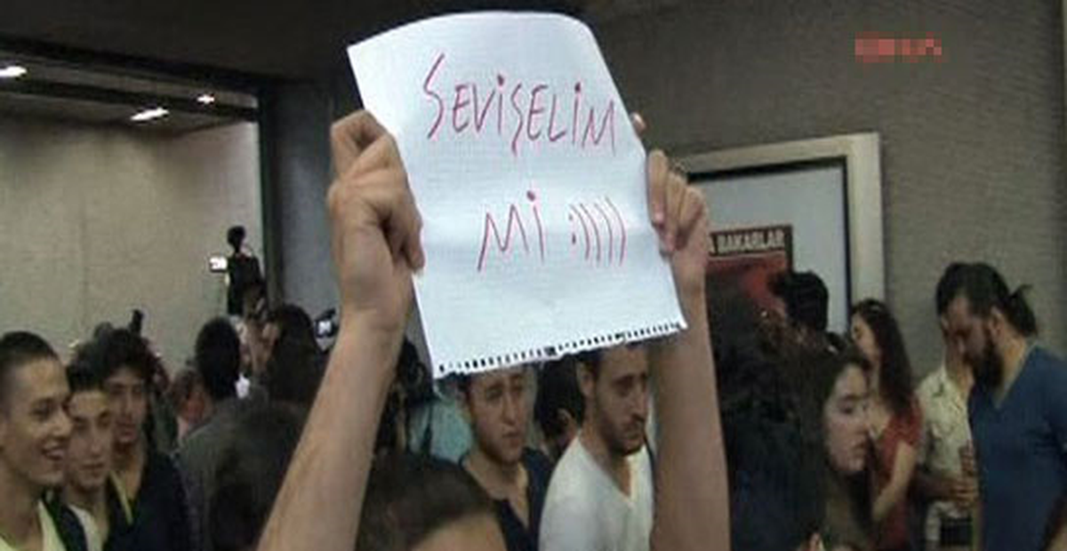 Metroda Sevişme Eylemi