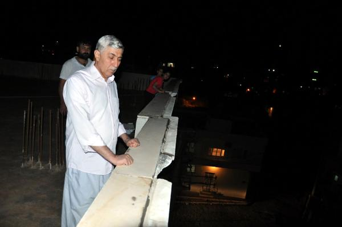 Nusaybin\'de Binanın Duvarına Yıldırım Çarptı