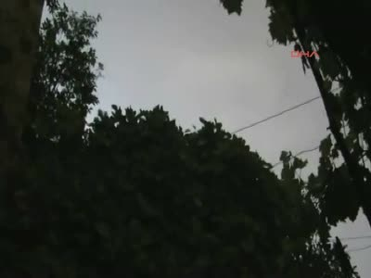 Nusaybin\'de Yıldırım Binanın Duvarına Çarptı