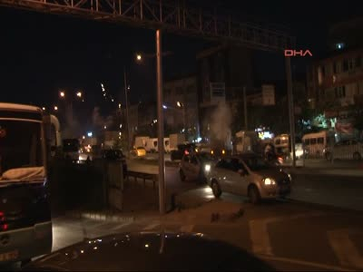 Okmeydanı Savaş Alanına Döndü Okmeydanı'nda Yüzleri Maskeli 50 Kişilik Grup İzinsiz Yürüyüş Yapmak...