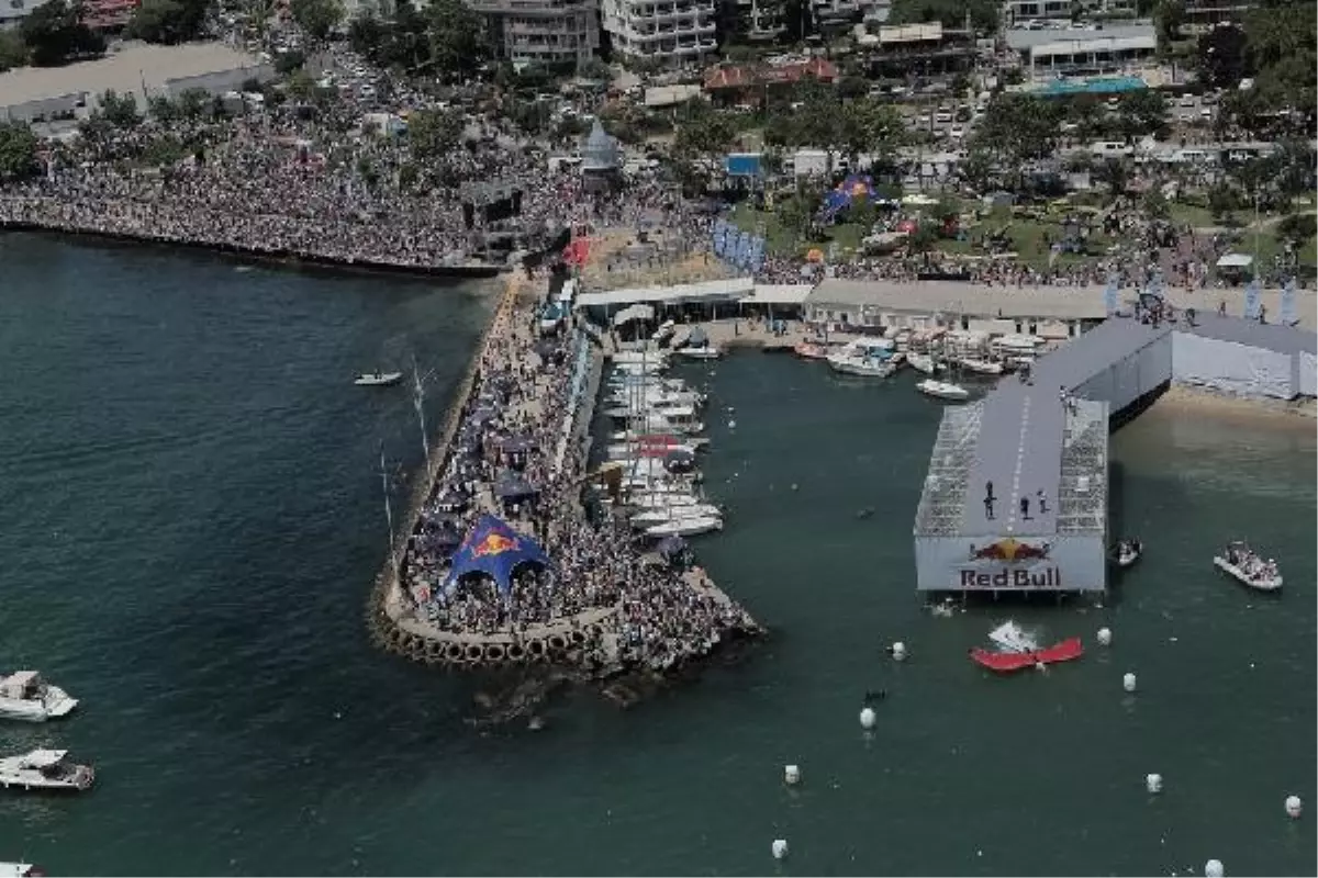 Red Bull Uçuş Günü Caddebostan Sahili\'nde Gerçekleştirildi