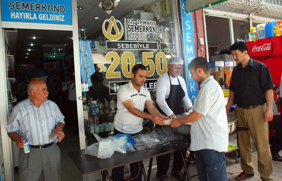 Semerkand Haftası Nedeniyle Pilav Dağıtıldı