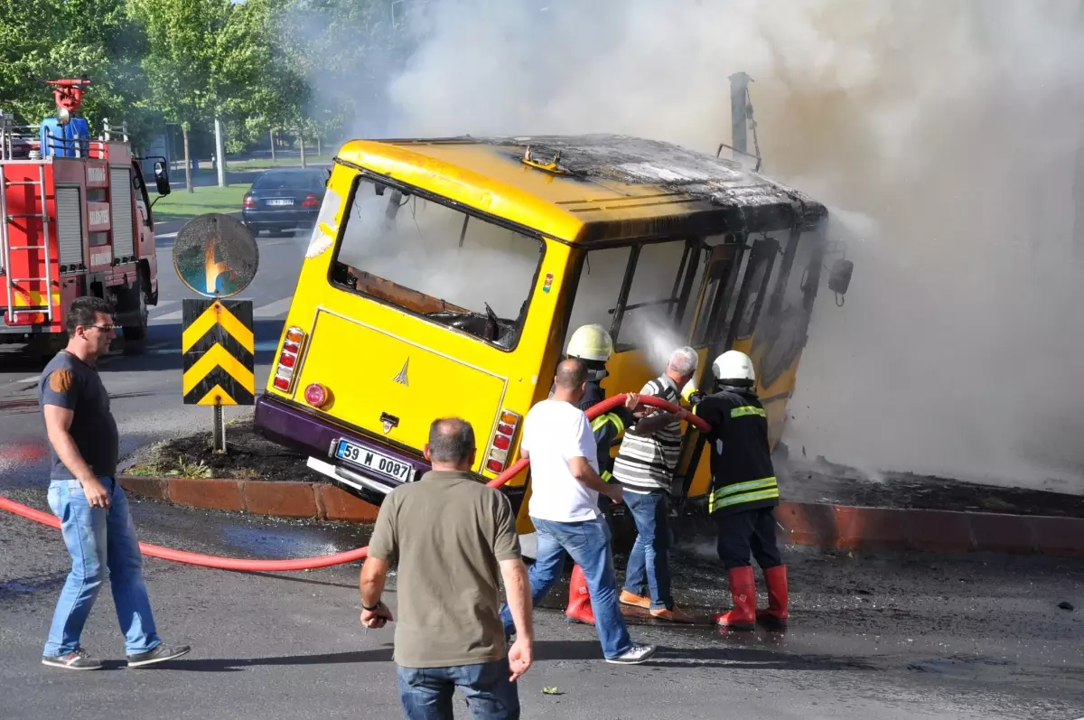 Yolcu Minibüsü Alev Alev Yandı