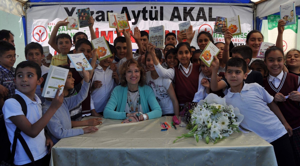 Aytül Akal, Düztepe İlkokulu\'da İmza Günü Düzenledi