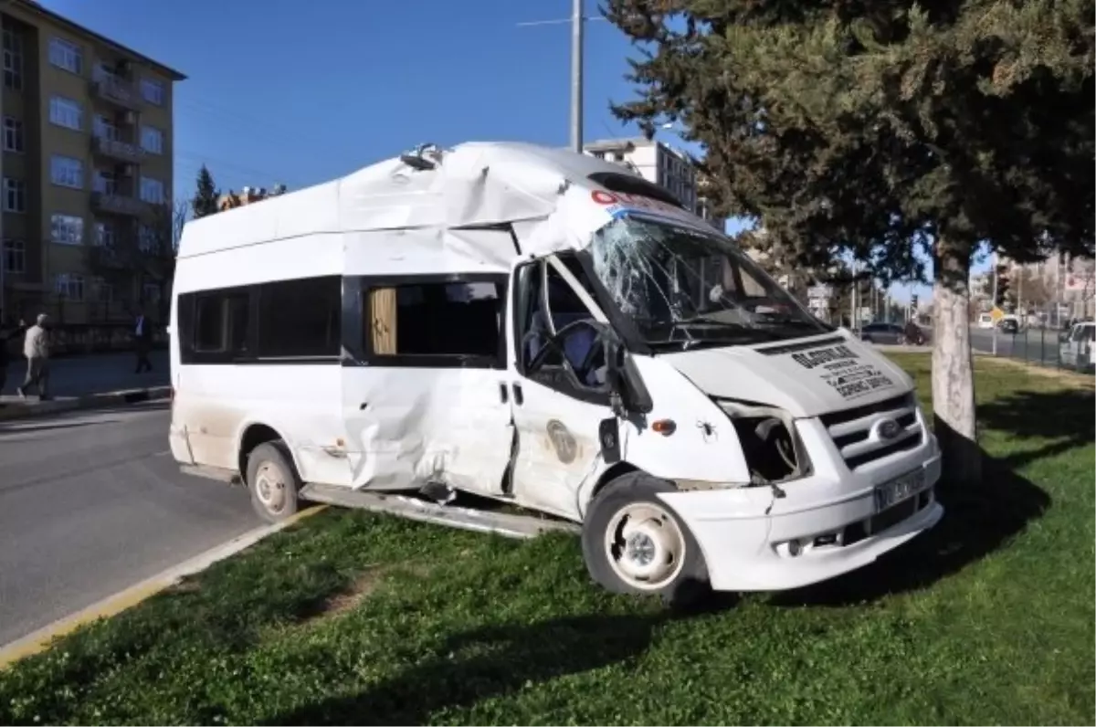 Burdur\'da Öğrenci Servisiyle Tır Çarpıştı: 20 Yaralı