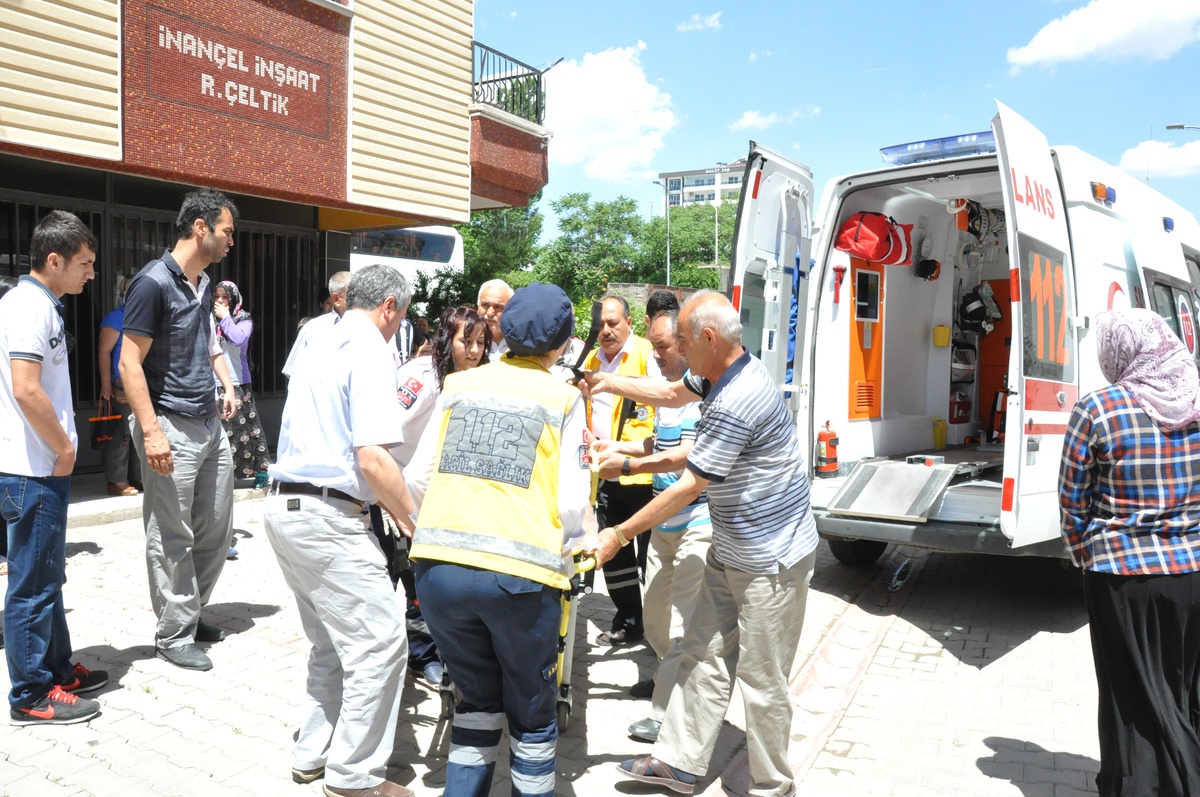 Camları Silerken 3. Kattan Düşen Kadın Yaralandı