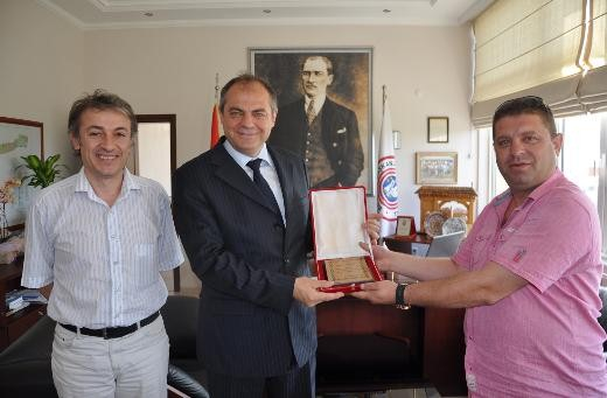 Çiftlikönü Spor Kulübünden Başkan Dalgıç\'a Plaket