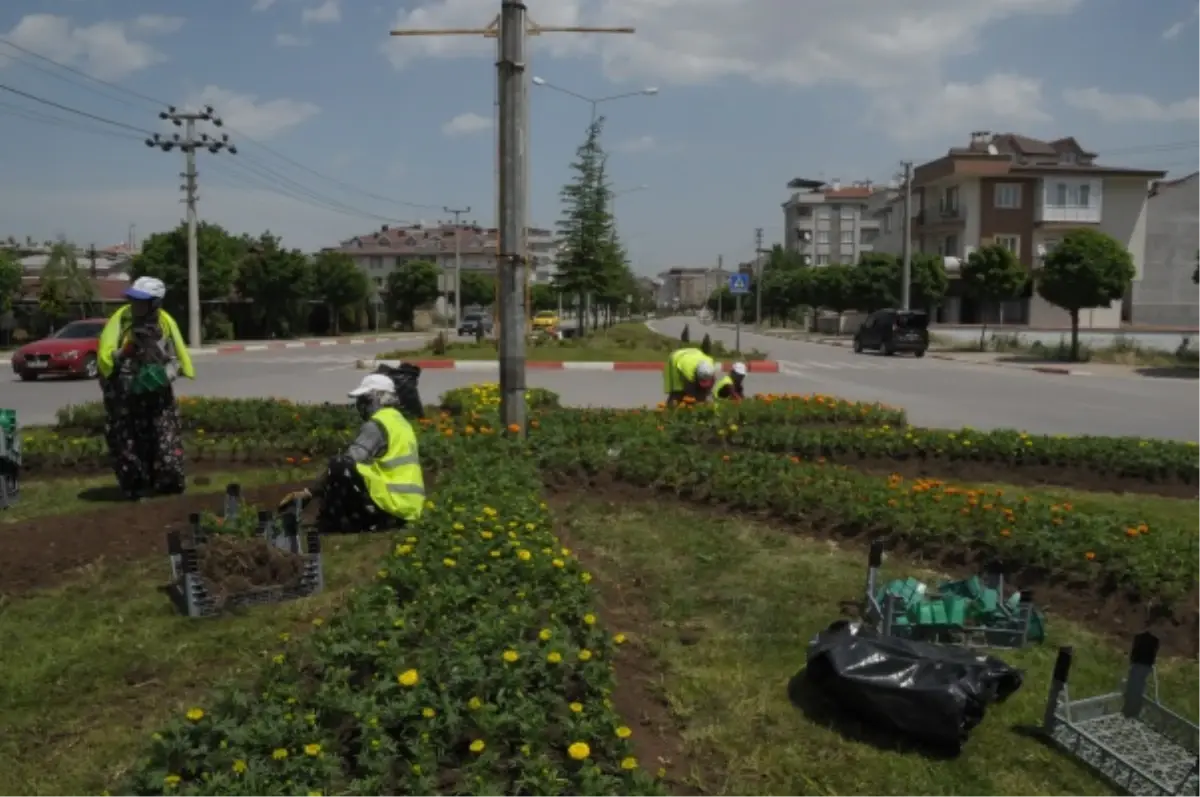 İnegöl Belediyesi\'nden 200 Bin Çiçek