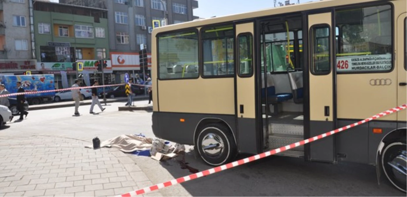 Kocaeli\'de Minibüs Yolcu Durağına Çarptı: 1 Ölü, 3 Yaralı