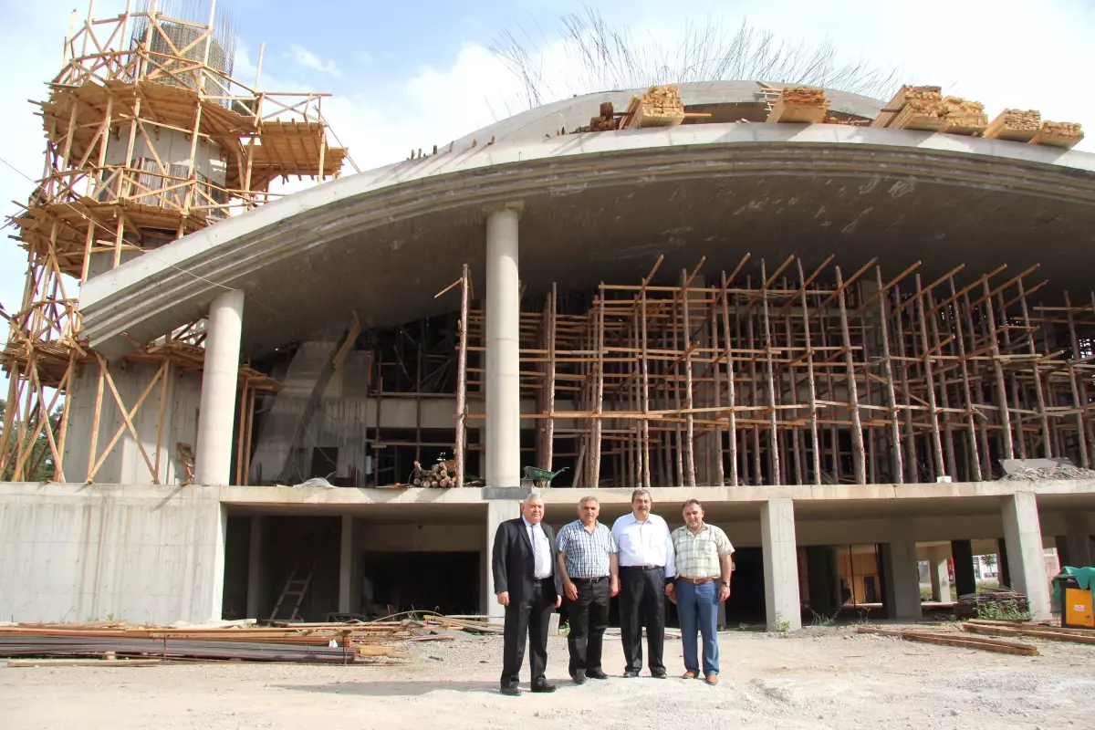 Konukoğlu, Rasim Paşa Hendek Merkez Camii\'nin Bir Minaresinin Yapımını Üstlendi