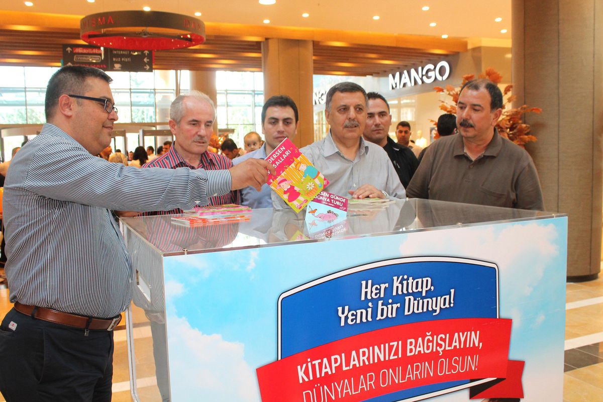 Piazza\'nın Kitap Kampanyasına Pakdil de Katıldı