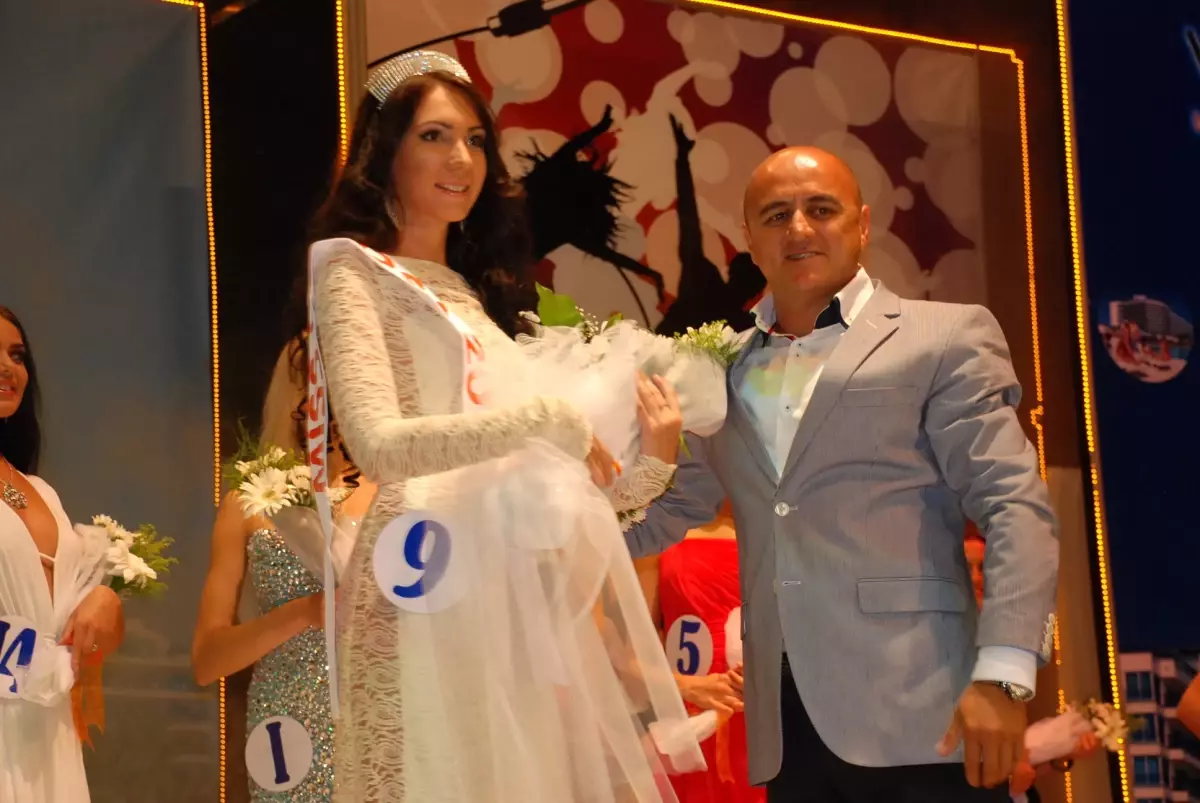 Ruslar, Miss Apollon Güzellik Yarışması\'nda