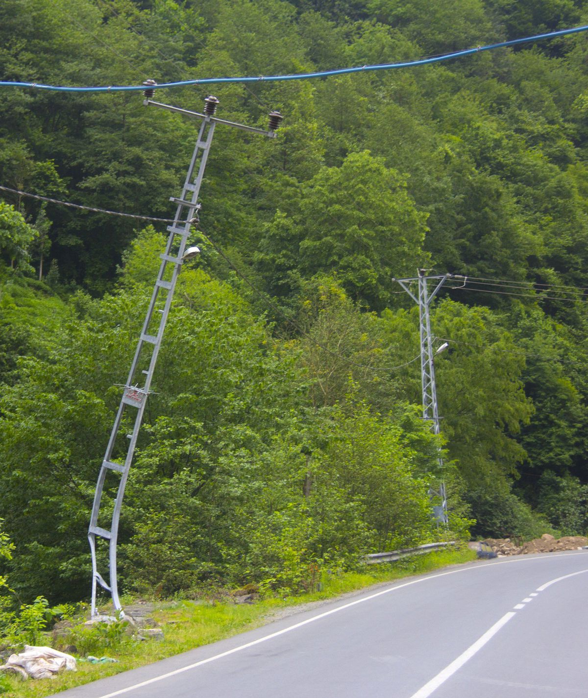 Yan Yatan Elektrik Direği Çevreyi Tedirgin Ediyor