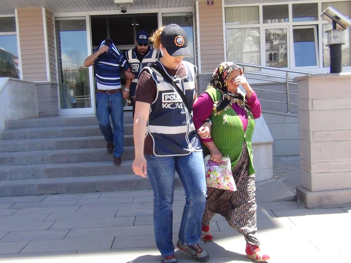 70 Yaşındaki Kadın Esrarla Yakalandı
