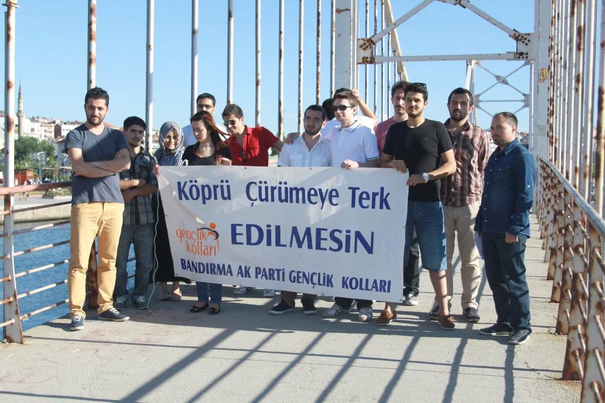 Ak Gençler \'Aşk Köprüsü\'nün Boyanmasını İstedi