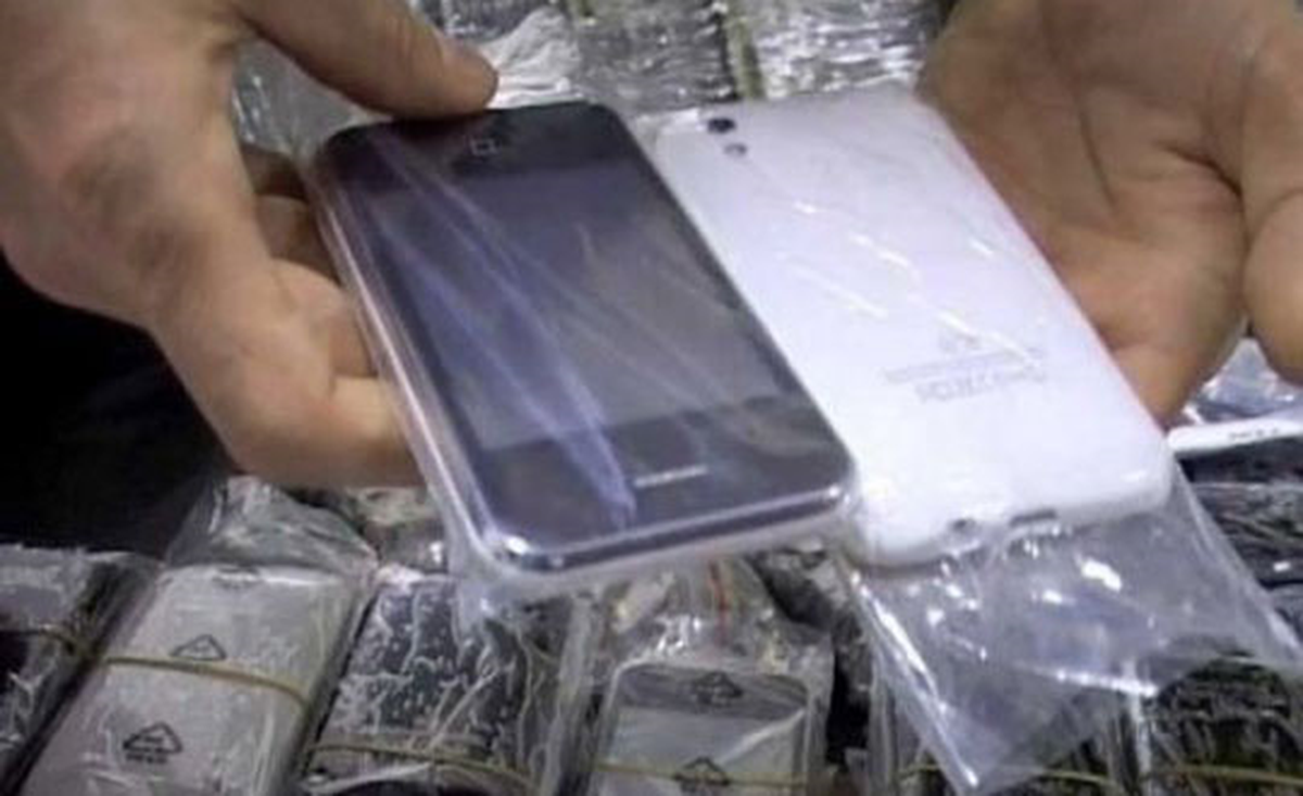Atatürk Havalimanı\'nda 10 Bin Cep Telefonu Ele Geçirildi