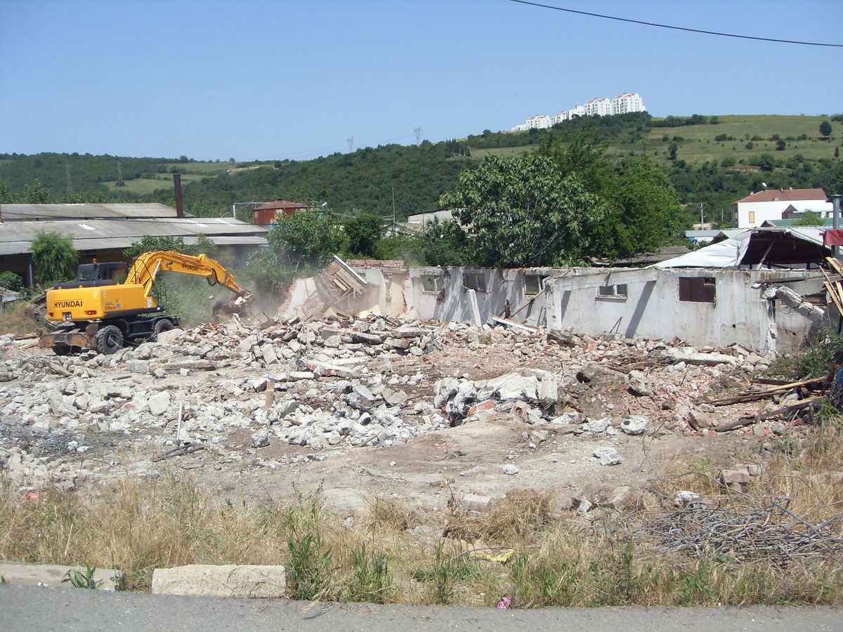Eski Cam Fabrikası Yıkıldı