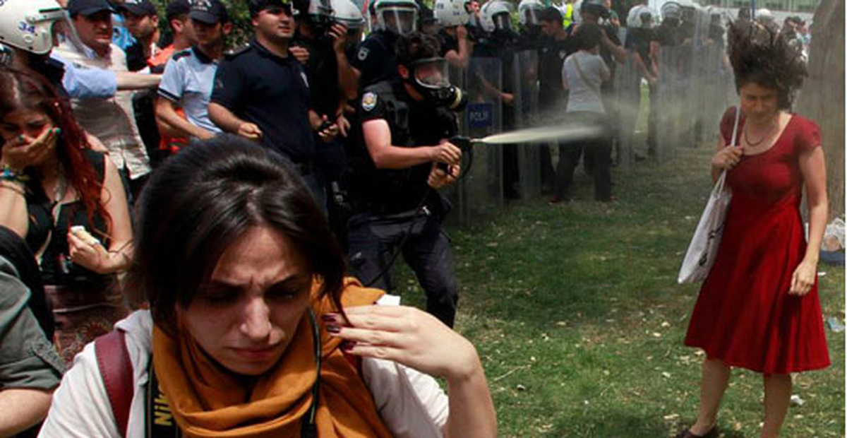 Eylemcinin Saçlarına Fön Çeken Polis