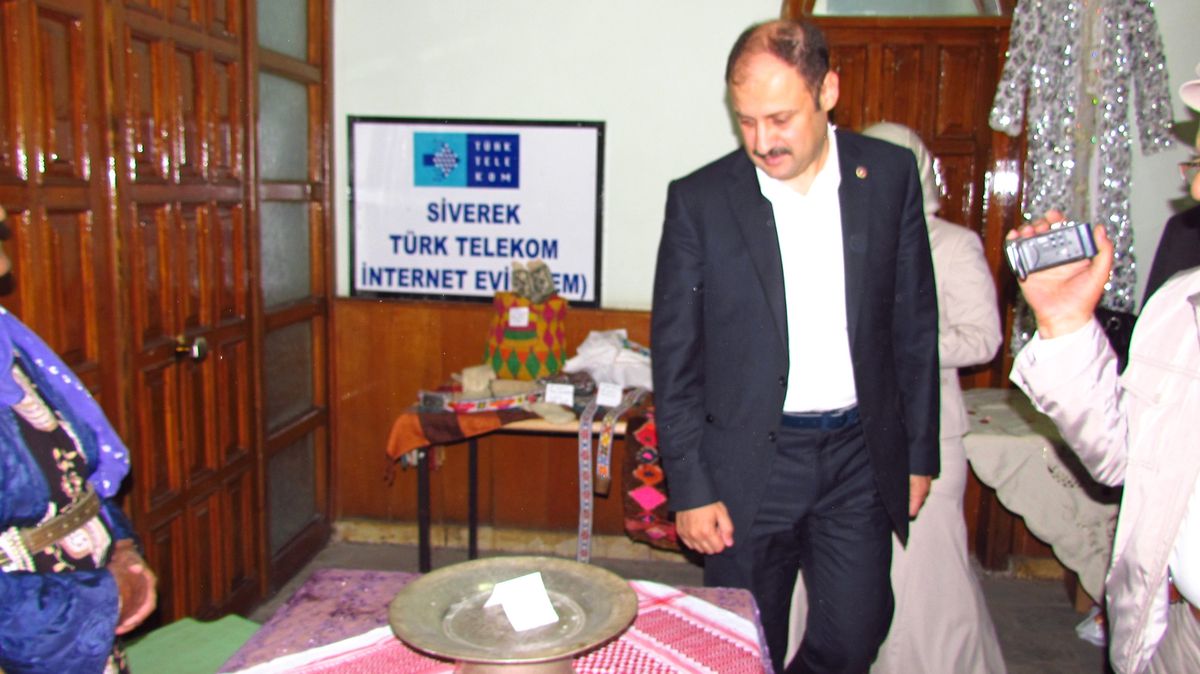AK Parti\'li Gülpınar Ev Araçları Sergisini Gezdi