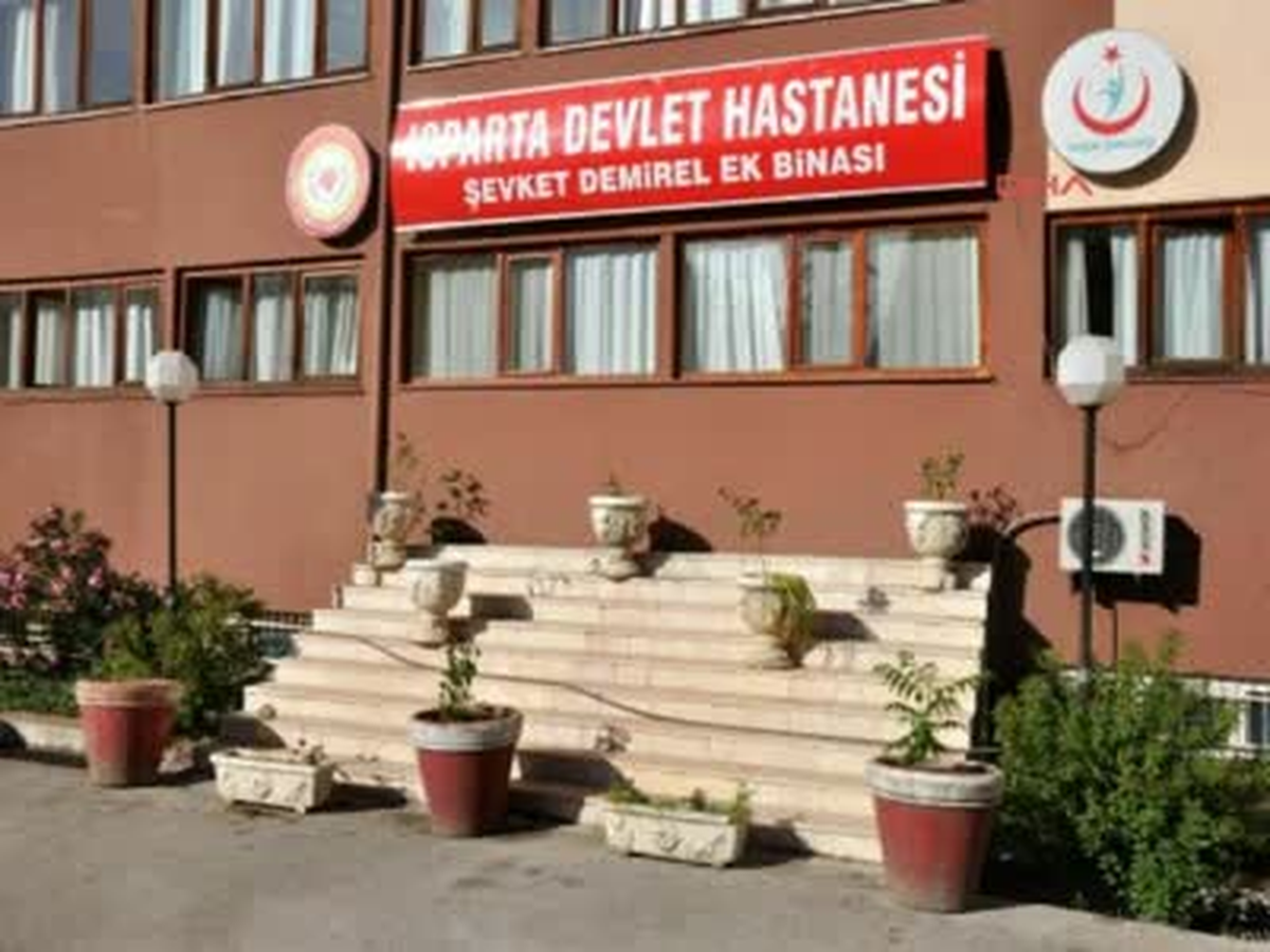 Isparta Merdivene Vazo Konuldu "Merdiveni Var, Kapısı Yok" Haberine Ek Merdivene Vazo Konuldu