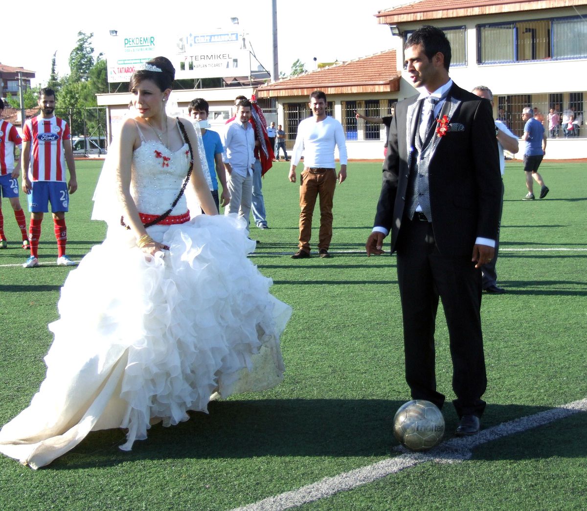 Maçı Gelin ve Damat Başlattı