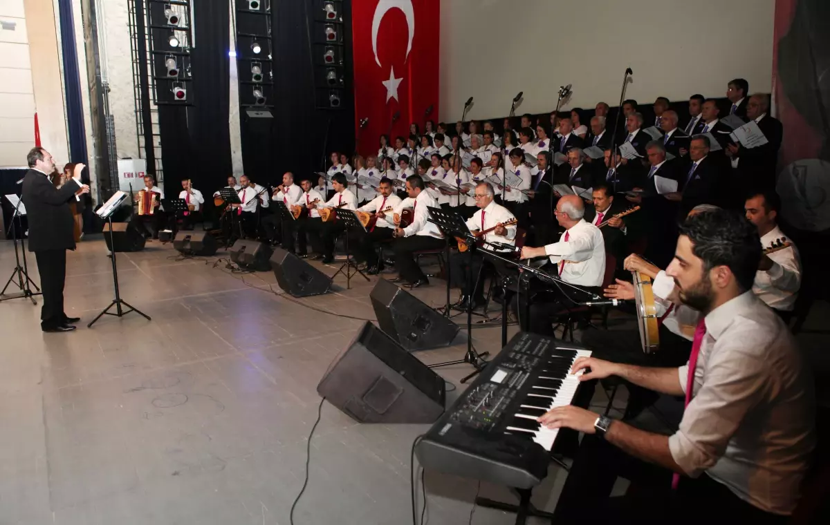 Mahsunı Şerıf, Bayraklı'da Türkülerıyle Anıldı