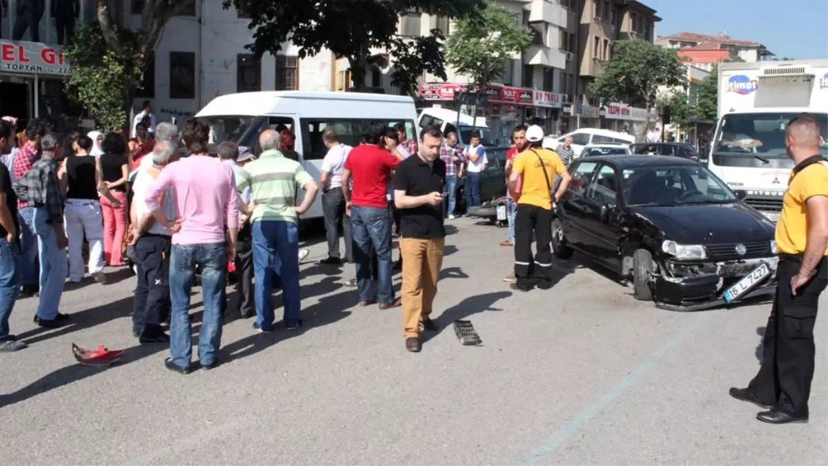 Motosiklet Otomobile Çarptı: 1 Yaralı