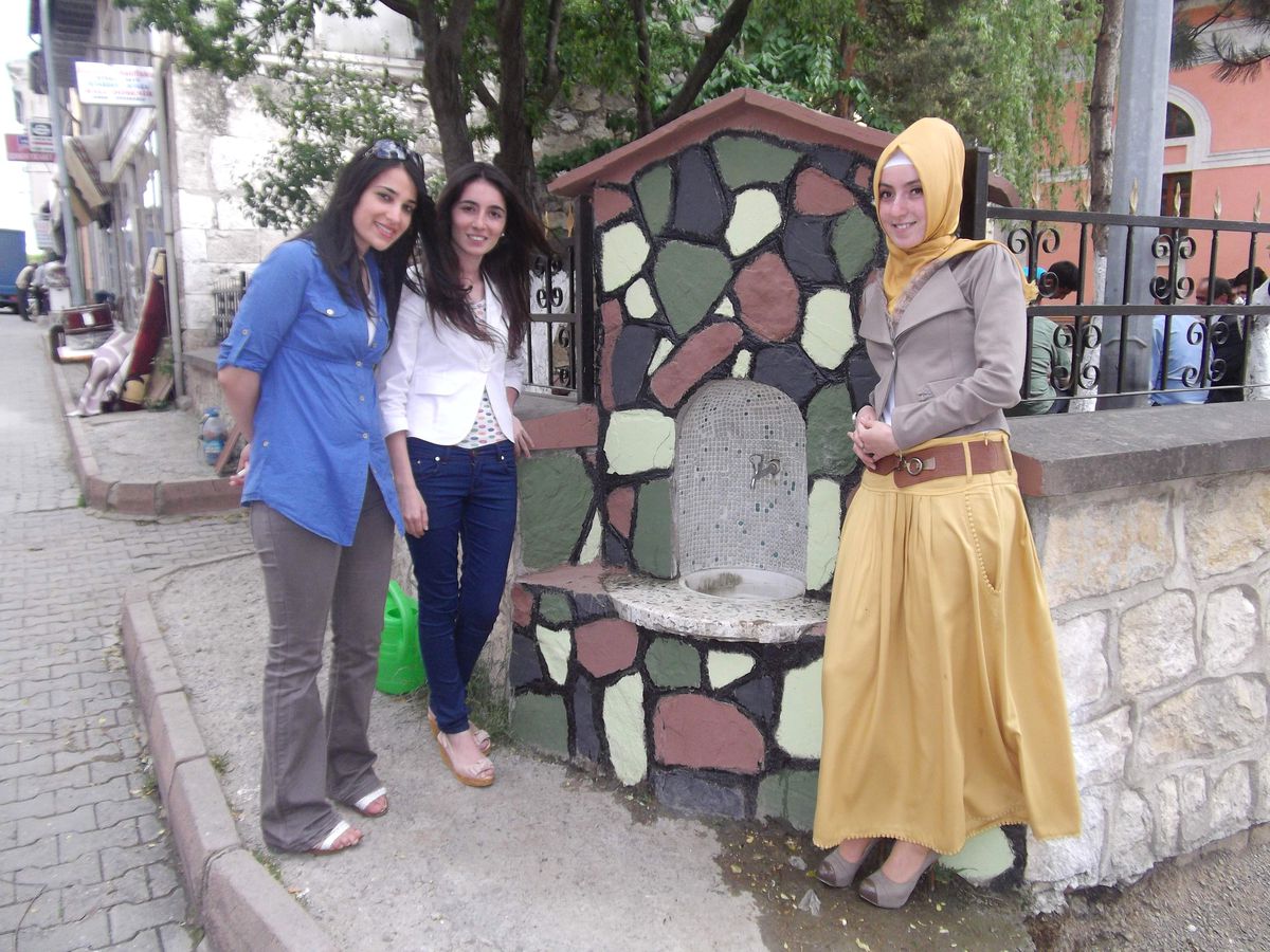 Öğrenciler, Cami Etrafını Çiçeklendirdi