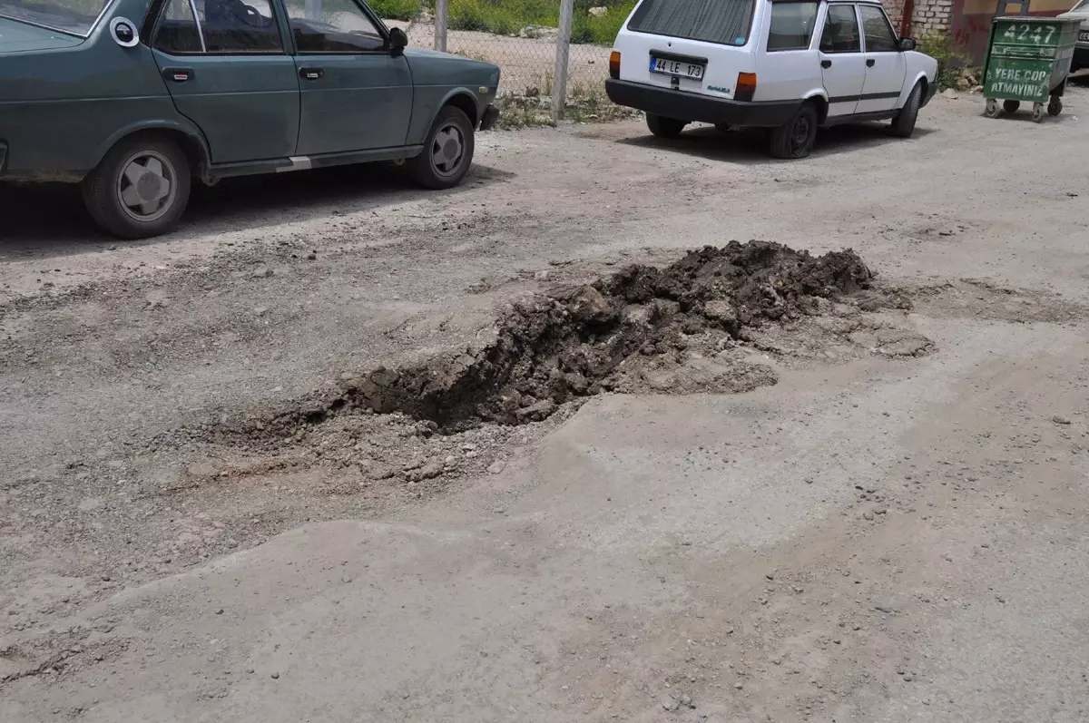 Sokak Ortasındaki Çukur, Sürücülere Zor Anlar Yaşattı