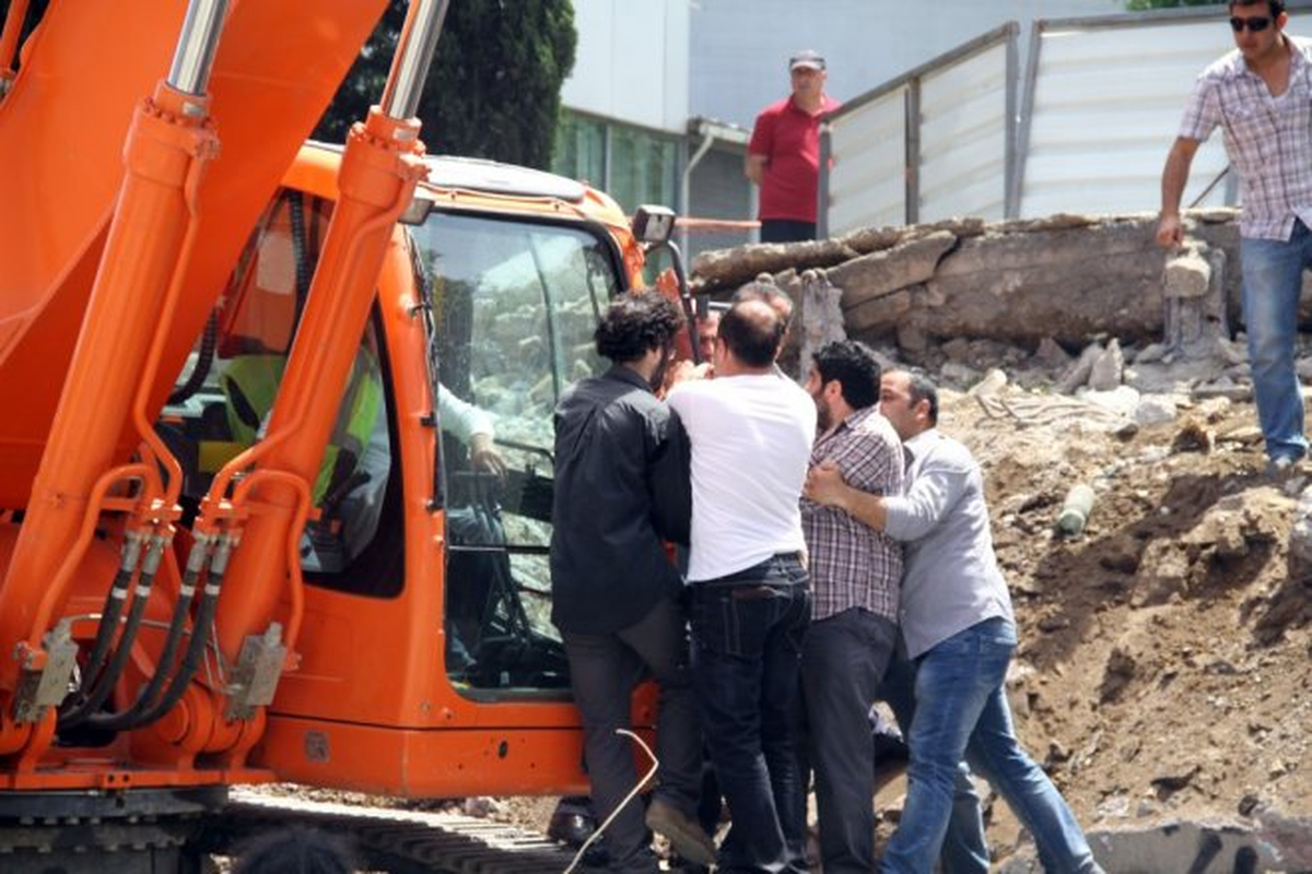Taksim Nöbeti Tutanlar İş Makinesinin Önüne Geçti