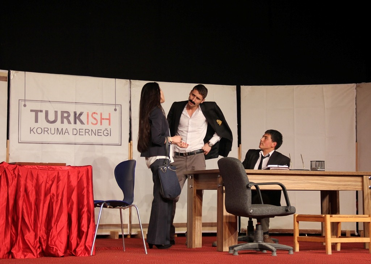 "Türkçem Eyvah" İsimli Oyun Akm\'de Sahnelendi
