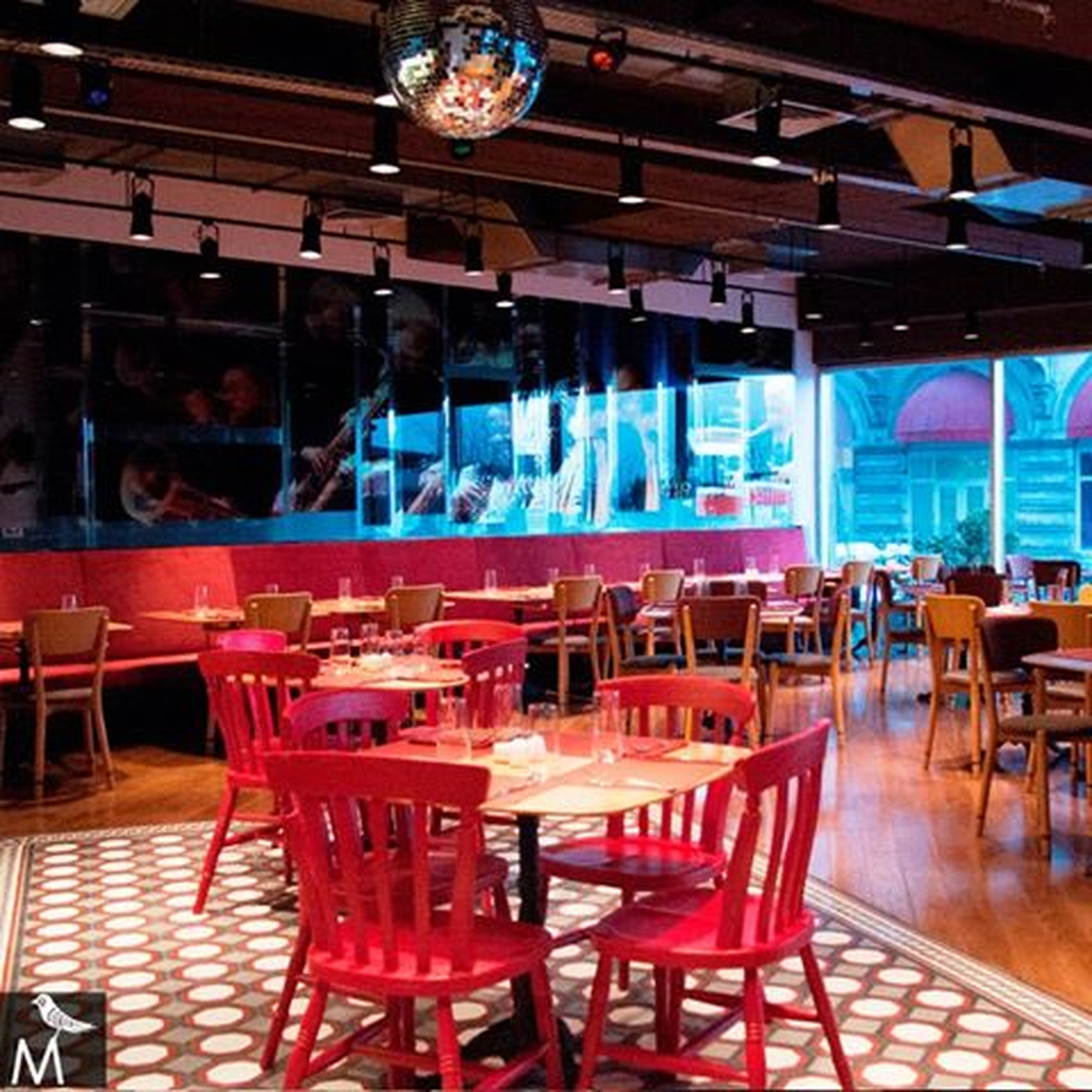 Yepyeni, Canlı Bir Cafe Marmara