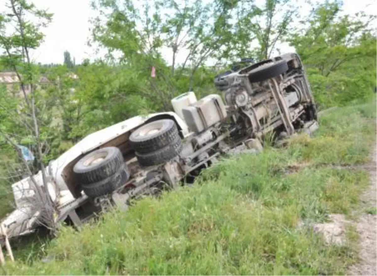 Yozgat\'ta Beton Mikseri Devrildi: 2 Yaralı