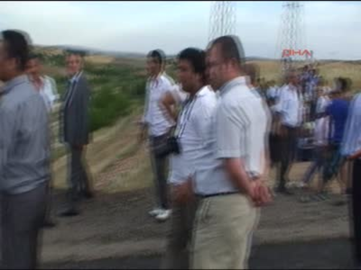 Adıyaman Tarım İşçilerini Taşıyan Minibüs Şarampole Devrildi.4 Ölü Tarım İşçilerini Taşıyan Minibüs...
