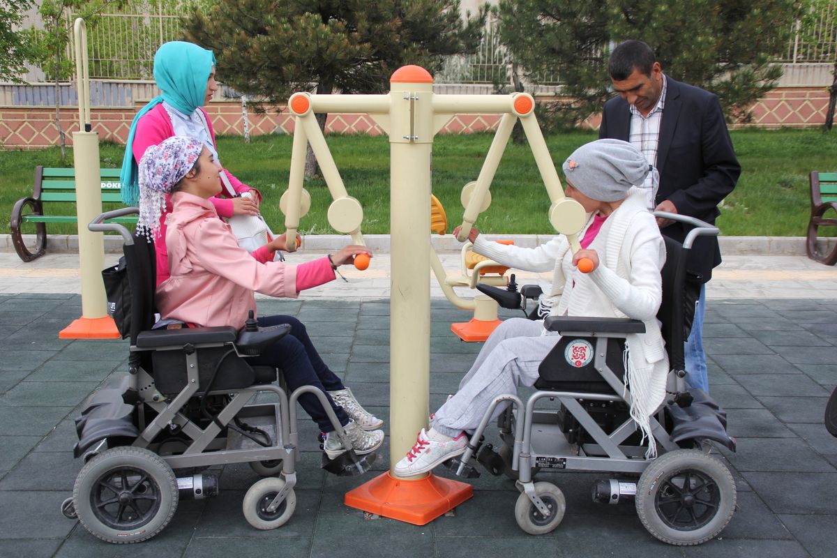 AK Parti İl Başkanı Kılıç\'tan Engelsiz Yaşam Merkezine Ziyaret