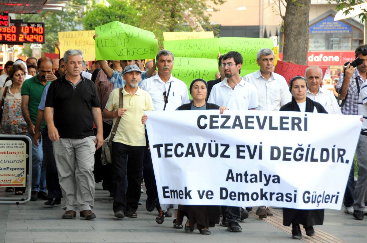Antalya\'da Cezaevinde Çocuklara Tecavüz İddiası Protesto Edildi