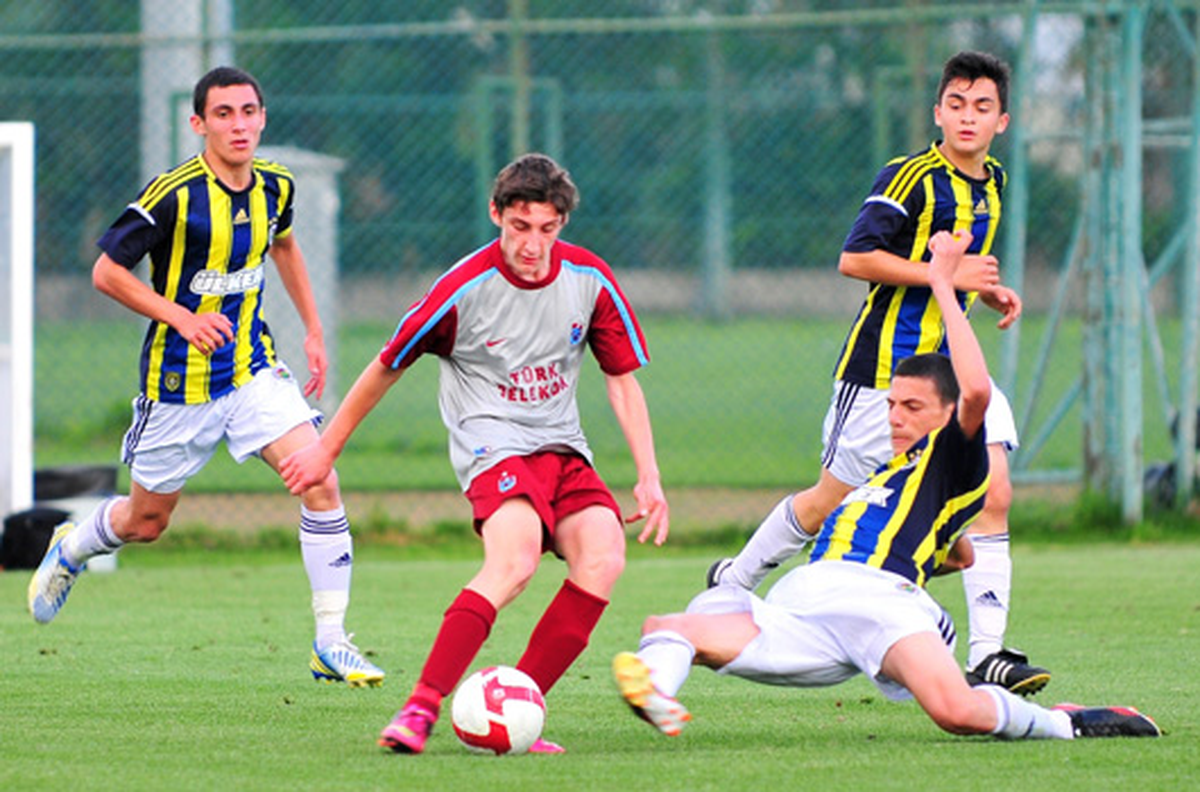 Coca-Cola Elit Akademi 18 Yaş Altı Ligi\'nde Trabzonspor ile Fenerbahçe Finale Yükseldi