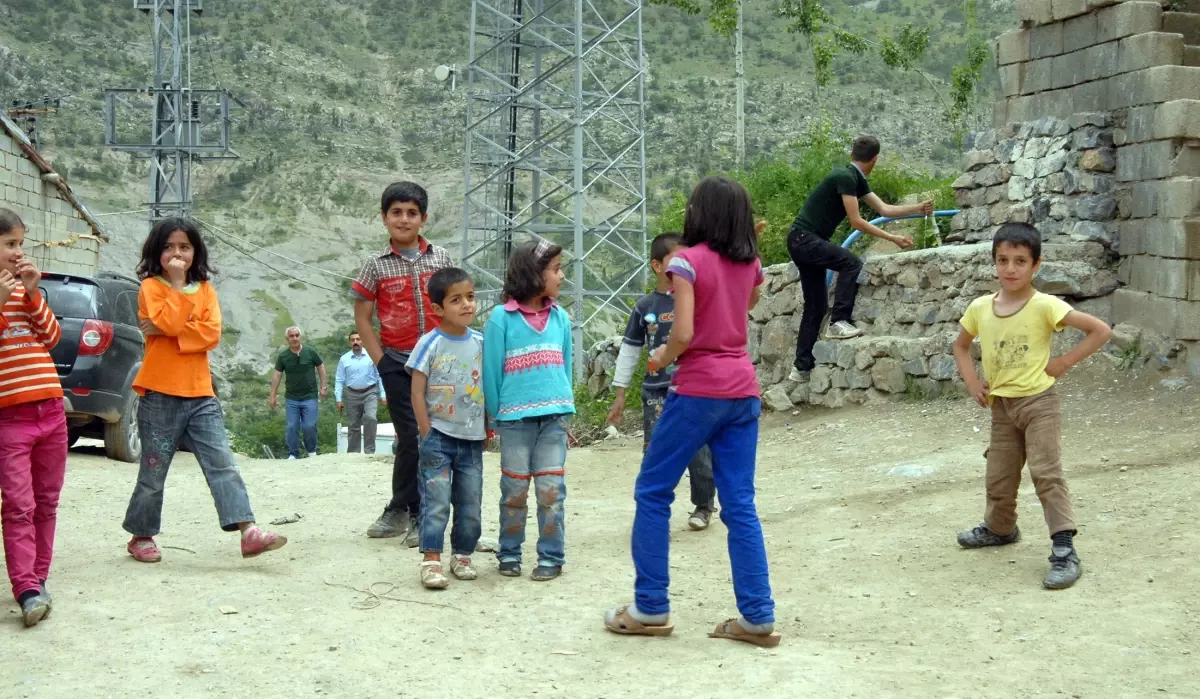 Dağlıcalı Çocuklar Okullarının Taburun Dışına Taşınmasını İstiyor