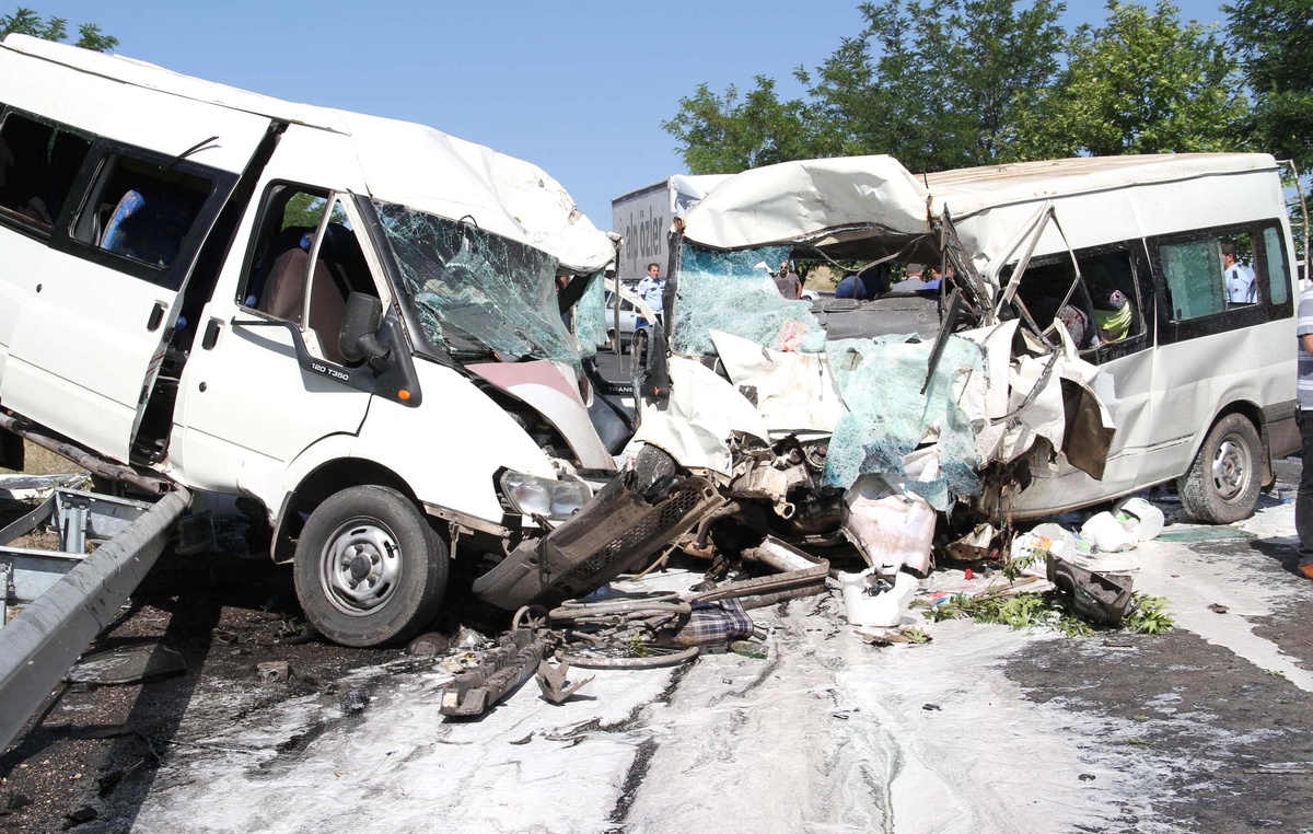 Minibüsün Lastiği Fırladı: 1 Ölü, 23 Yaralı