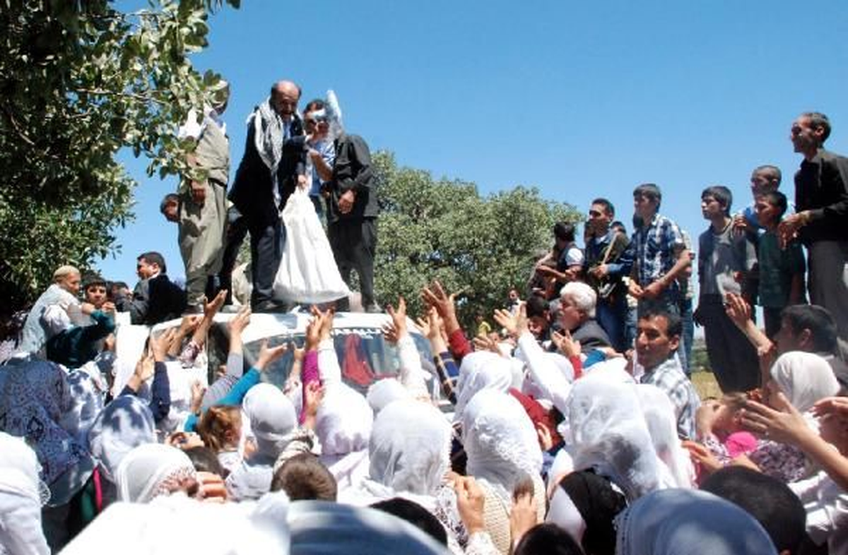 Köyde Hediye Dağıttı, İzdiham Yaşandı
