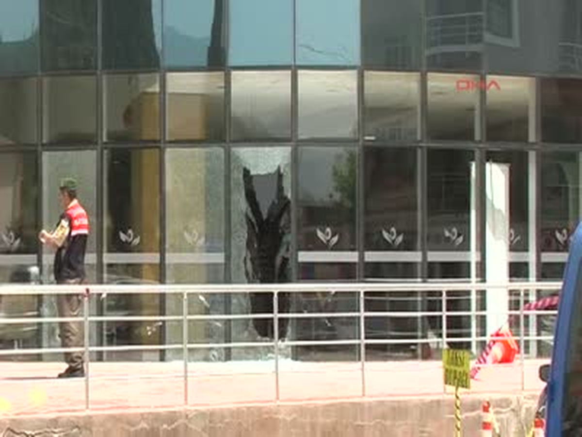Edremit Hastane Önünde Silahlı Kavga: 4 Yaralı Hastane Önünde Silahlı Kavga: 4 Yaralı
